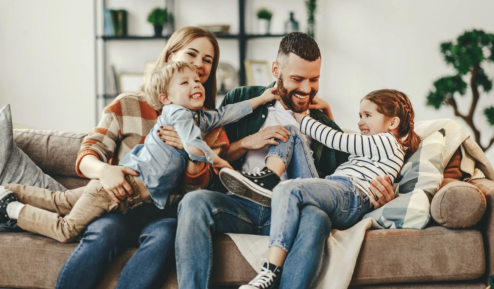 family_couch_happy happy family